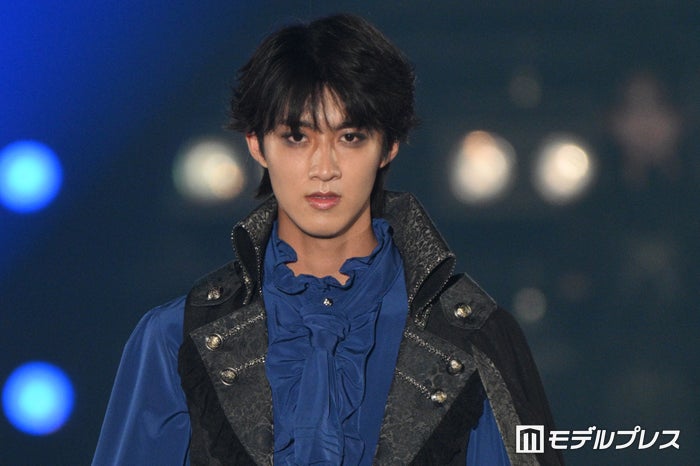 M!LK曽野舜太、囲み目メイクで印象ガラリ マントなびかせランウェイ【関西コレクション 2024 A／W】
