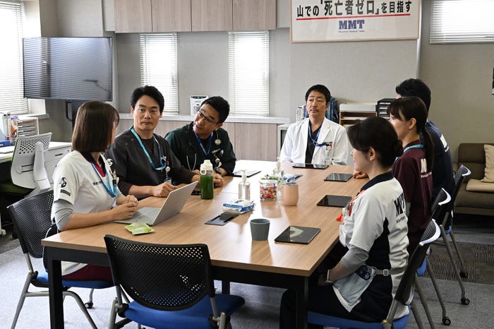 (左から)トラウデン直美、近藤公園、八嶋智人、大森南朋、宮澤エマ、岡崎紗絵、杉野遥亮「マウンテンドクター」第8話より(C)カンテレ