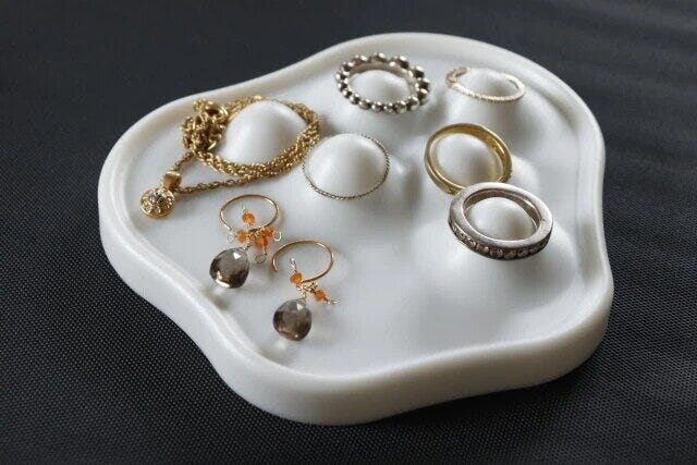 ダイソーの凸凹アクセサリー用ウェーブトレー