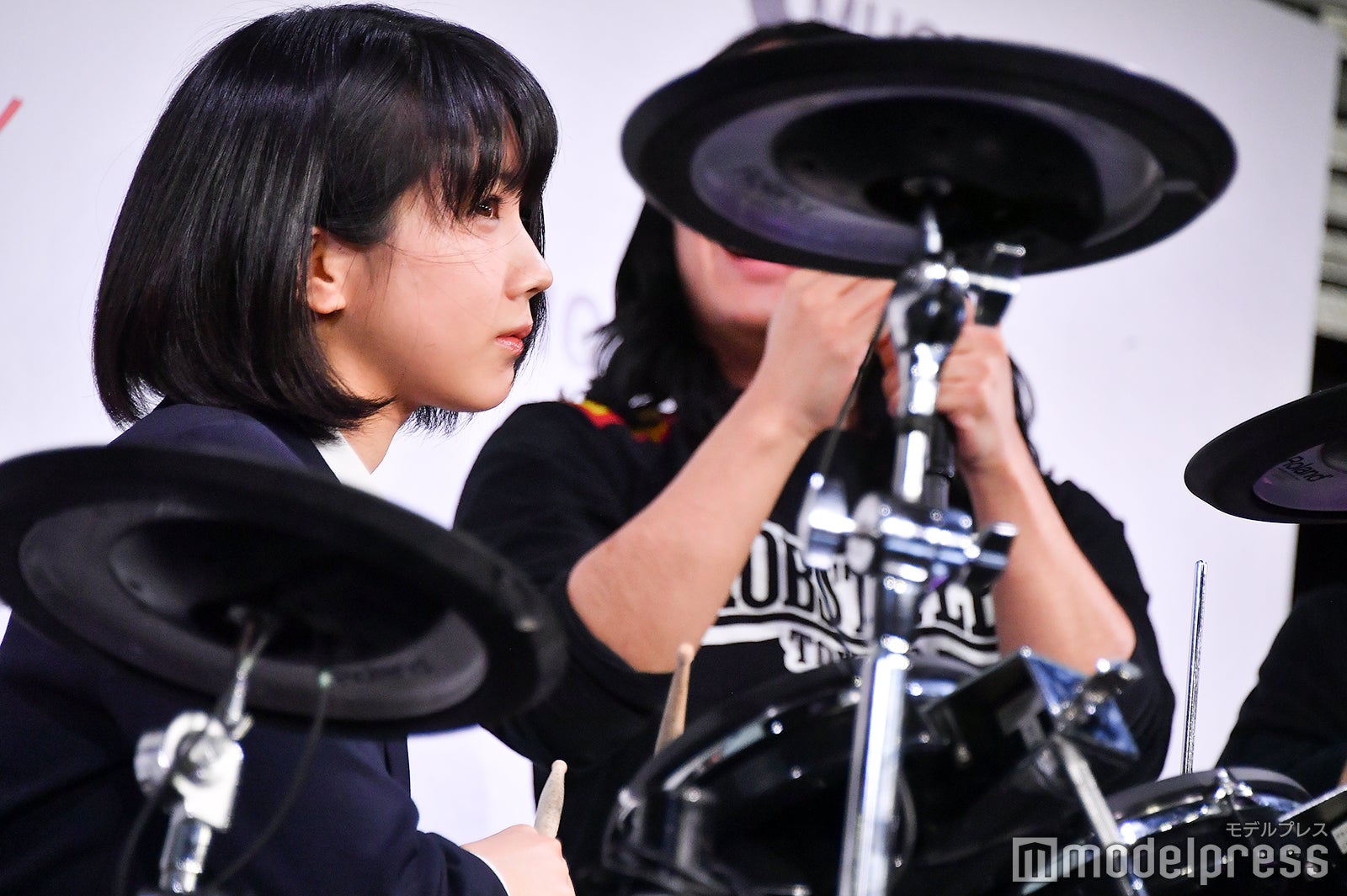 無茶振りにこたえドラムを披露、決め顔の松本穂香