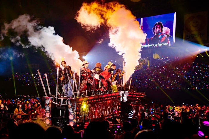 SixTONES、新たな試み連発ド派手ライブ・「音色」初パフォーマンス…“360度魅了”の初4大ドームツアー完走【「VVS」ライブレポート／セットリスト】