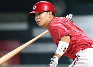 広島 ドラ1・平川がフェンスに激突で負傷交代 自力でベンチに下がるも…一時起き上がれず