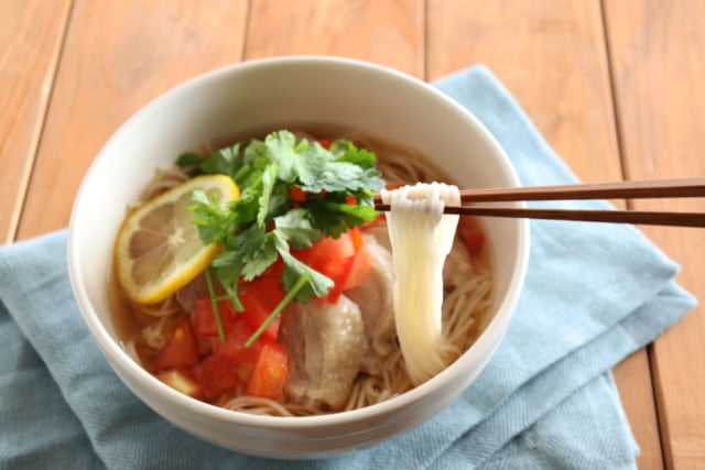 蒸し鶏のエスニック風そうめん持ち上げ