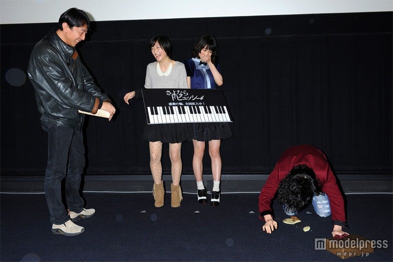 橋本愛（後方右）からもらったチョコレートを床に落とす清塚信也（手前右）