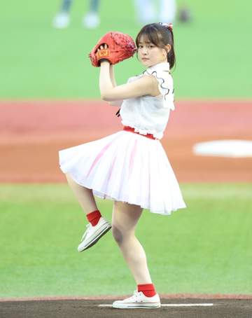 「なんと打席にはギャオス内藤さんが」 NGT48の北村優羽が始球式 ノーバン投球ならずも両手を広げて笑顔
