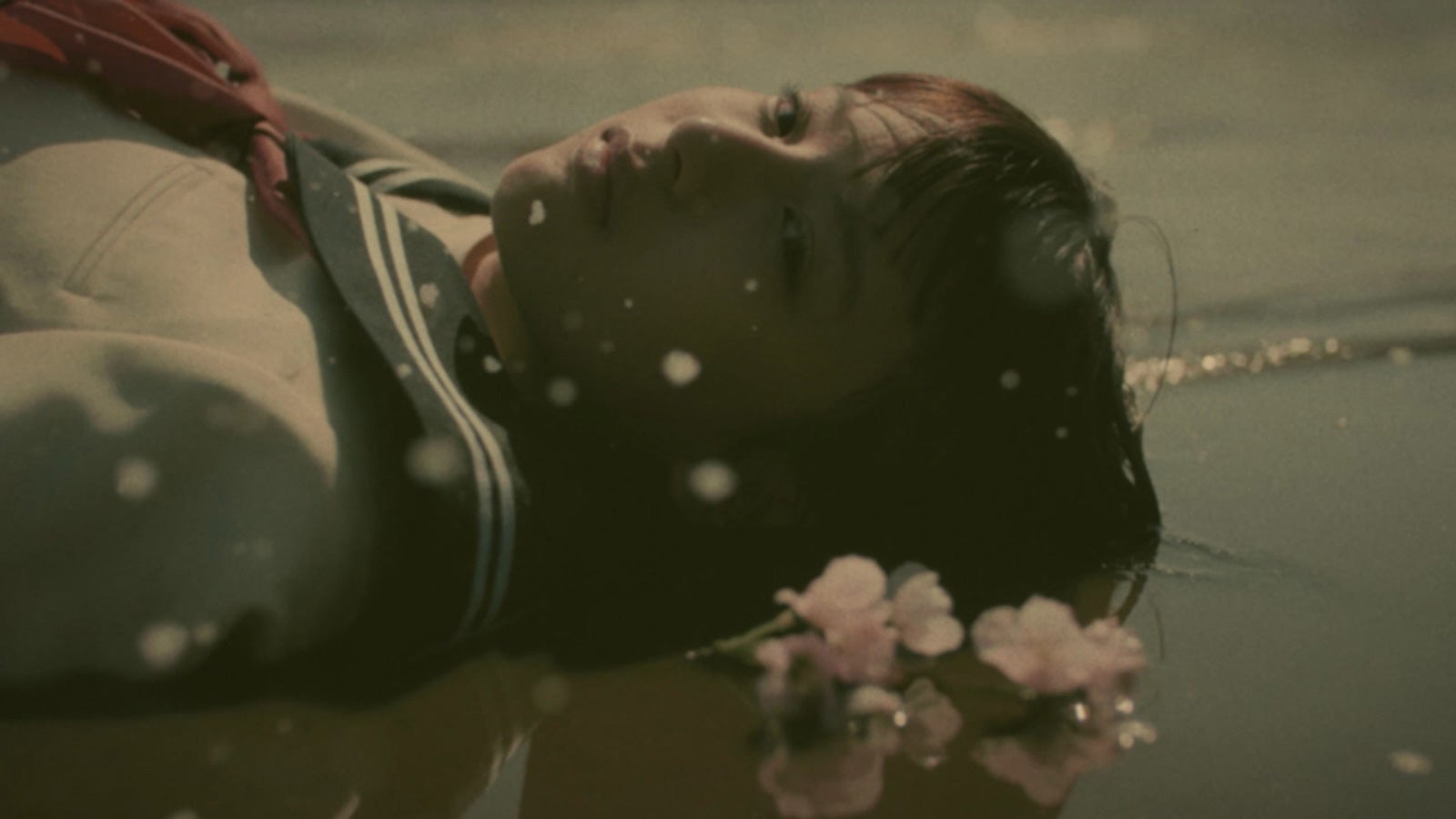 出口夏希／「遠い春」ミュージックビデオより（提供写真）