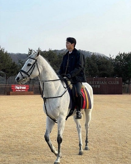 ソン ジュンギ ドラマのために乗馬を練習 まるで白馬の王子様 モデルプレス ソン ジュンギ ドラマのために乗馬を練習 まるで白馬の王子様 モデルプレス
