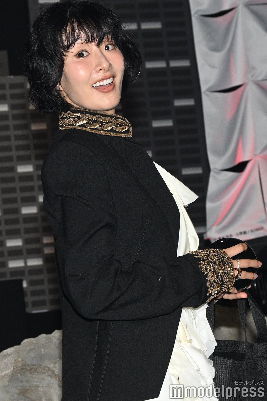 サインボールを持つ玄理（C）モデルプレス