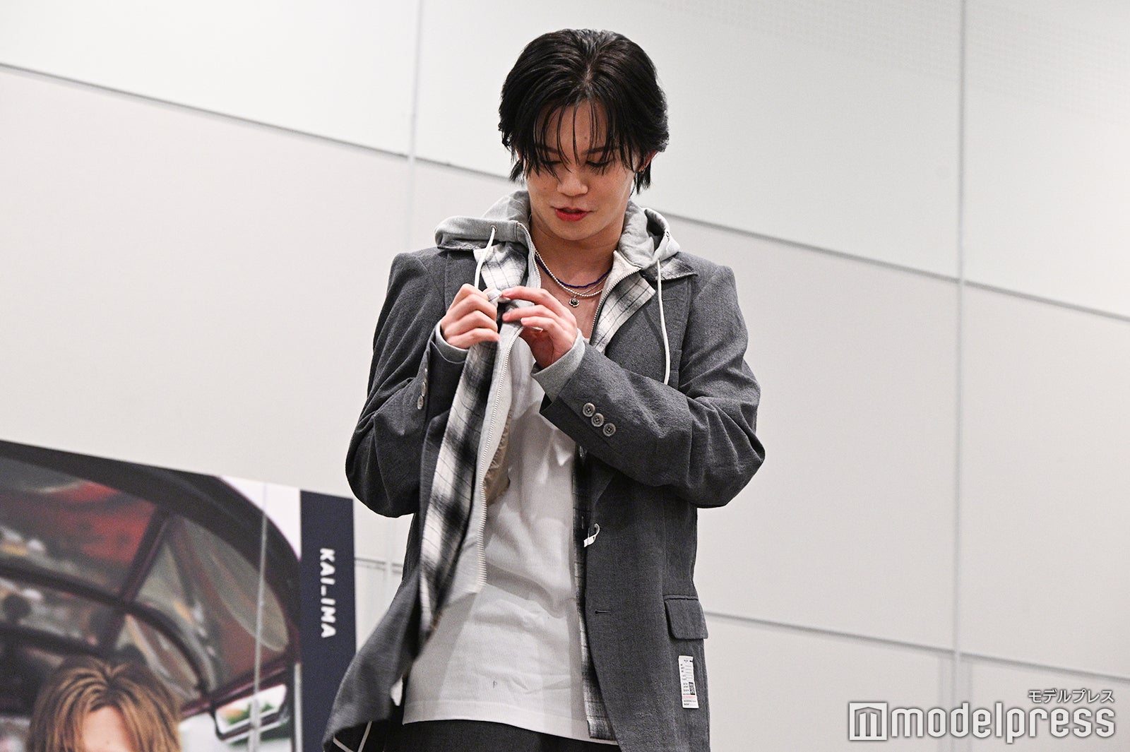 3枚着ているように見せた1枚のジャケットであることを紹介するカイ（C）モデルプレス