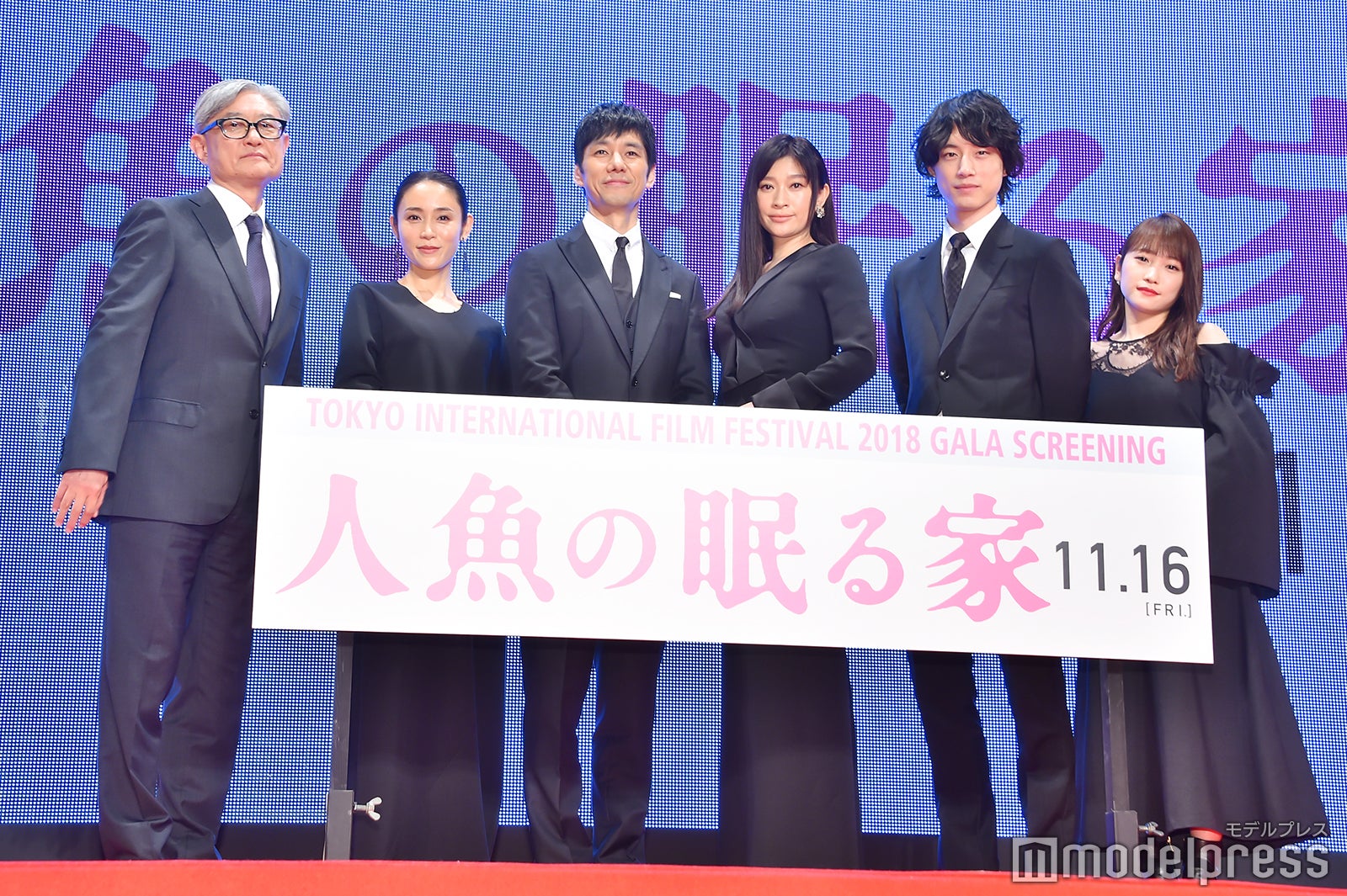 （左から）堤幸彦監督、山口紗弥加、西島秀俊、篠原涼子、坂口健太郎、川栄李奈（C）モデルプレス