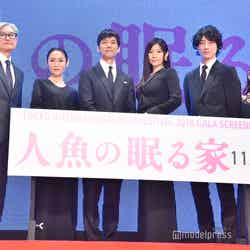 （左から）堤幸彦監督、山口紗弥加、西島秀俊、篠原涼子、坂口健太郎、川栄李奈（C）モデルプレス