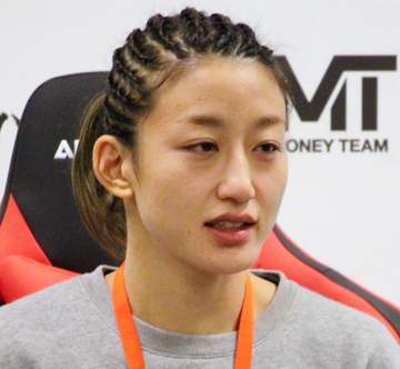えっ39歳！？女子格闘家がチューブトップでRIZIN解説→あらわになった極太腕に騒然「可愛らしい顔とゴツい腕のギャップが…」