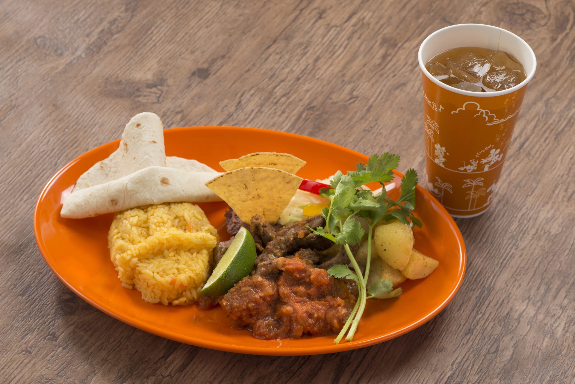 ビーフプレート　セット￥1580、単品￥1370（C）Disney