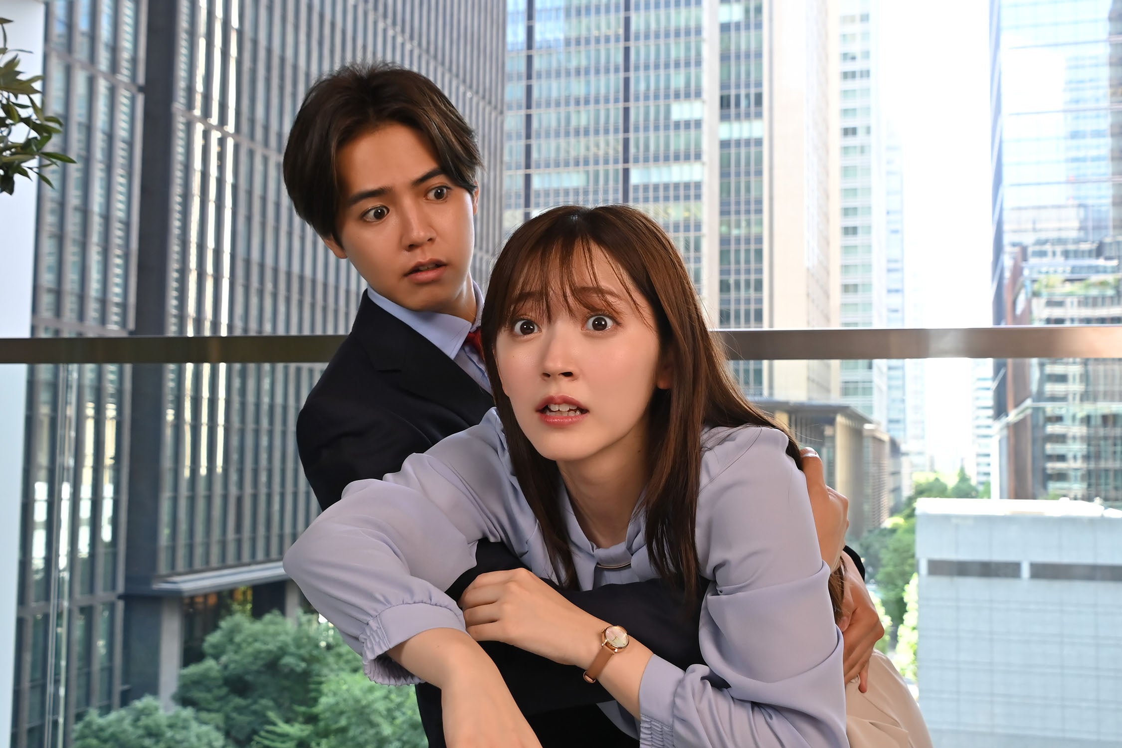 ＜推しが上司になりまして 第1話＞瞳（鈴木愛理）、“最推し”斗真（片寄涼太）が突然引退から上司に “ジレキュンラブコメ”スタート