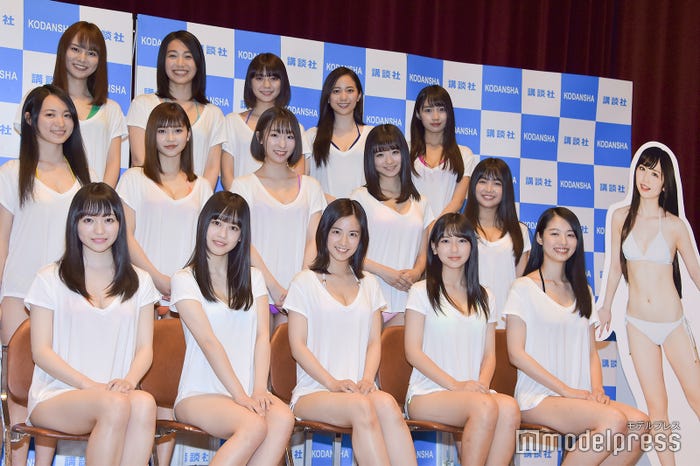 (後列)池松愛理、佐藤あいり、川津明日香、農海姫夏、黒木ひかり(中央列)岡本桃花、杉本美穂、緒方もも、満原史絵里 、寺本莉緒(前列)鈴木ゆうは、岡田佑里乃、えのきさりな、沢口愛華、後藤さり「ミスマガジン2018」ベスト16 (C)モデルプレス