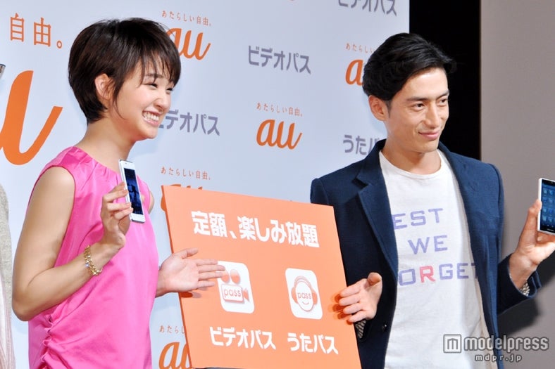 左から：剛力彩芽、伊勢谷友介