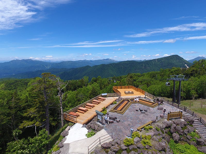 標高2,000mの絶景を一望!群馬・丸沼高原の「展望テラス&カフェ」が気になる
