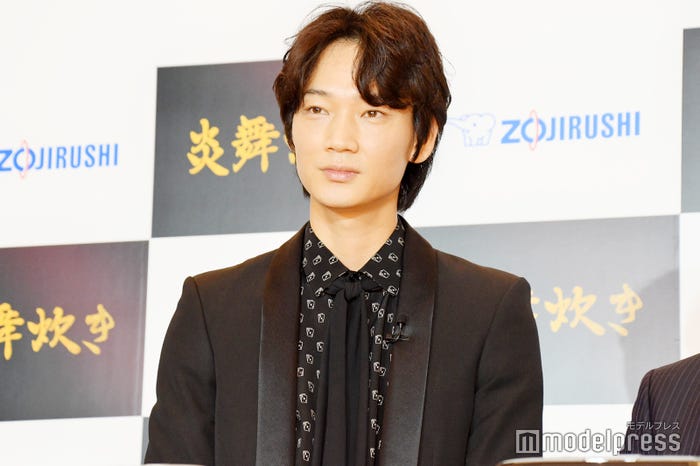 綾野剛 沢尻エリカと至近距離で見つめ合い プライベート2ショットに反響殺到 お似合いすぎる モデルプレス 綾野剛 沢尻エリカと至近距離で見つめ合い プライベート2ショットに反響殺到 お似合いすぎる モデルプレス