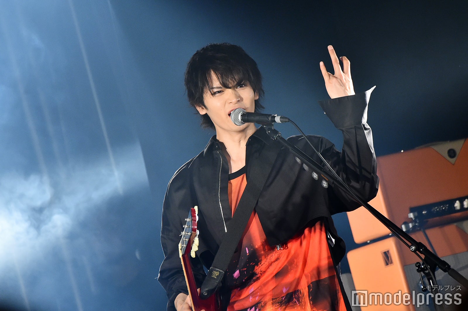 “EVENポーズ”を決める栗原吾郎 （C）モデルプレス