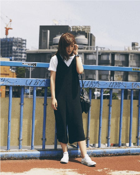 TOPS：UNIQLO、OVERALL：OZOC、SHOES：CONVERSE、BAG：SMIR NASLI、ACCESSORY：Daniel Wellington（C）TOPLOG