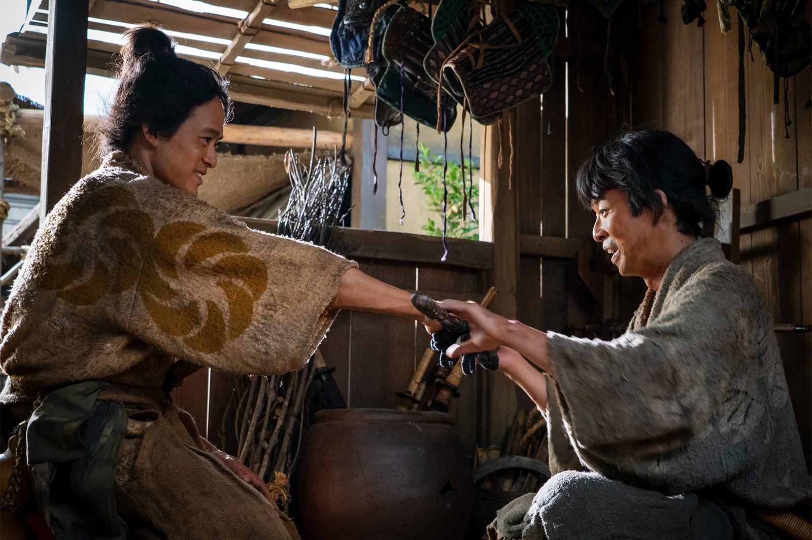 池松壮亮、仲野太賀「豊臣兄弟！」第3話（C）NHK