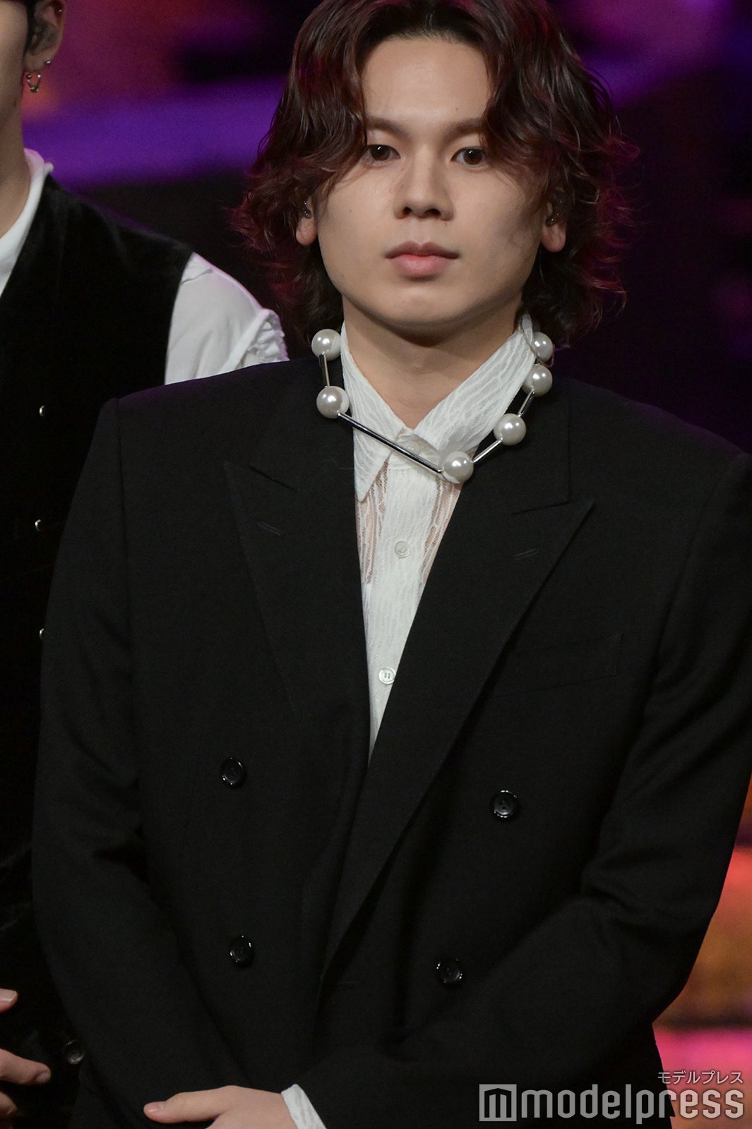 シャツにパールネックレスが可愛いMANATO（C）モデルプレス