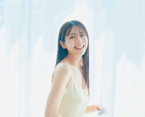 貴島明日香、美バストチラリ&大胆スリットワンピ姿で「FLASH」初表紙