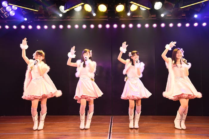 「ガラスのI LOVE YOU」鈴木くるみ、野口菜々美、播磨七海、田屋美咲/16期研究生初日公演(C)AKS
