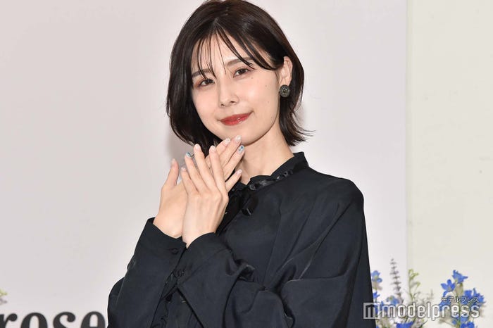 ネイルにも“青いバラ”が/有村藍里(C)モデルプレス