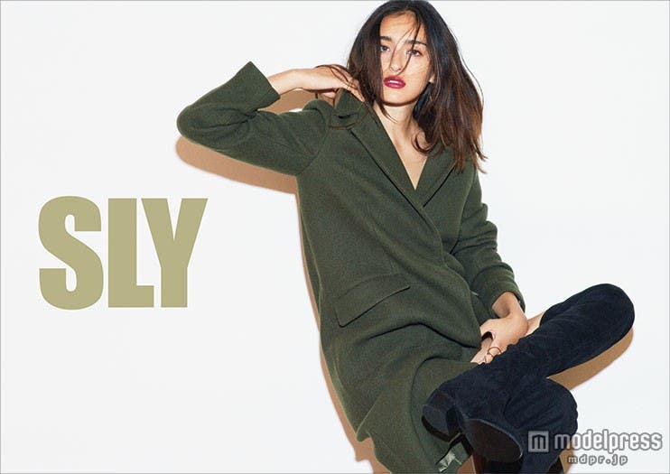 シンプル&クールな着こなしを披露する長谷川潤