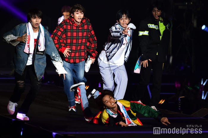 トップのタクヤが転んでしまい…/超特急 (C)モデルプレス