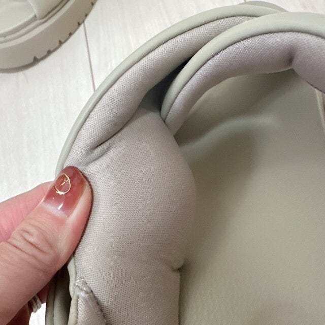 肌にあたる部分がふんわりとしたスポンジのような生地