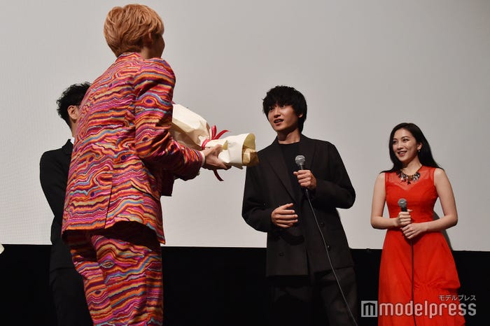 金子大地に花束を渡すユーキ (C)モデルプレス