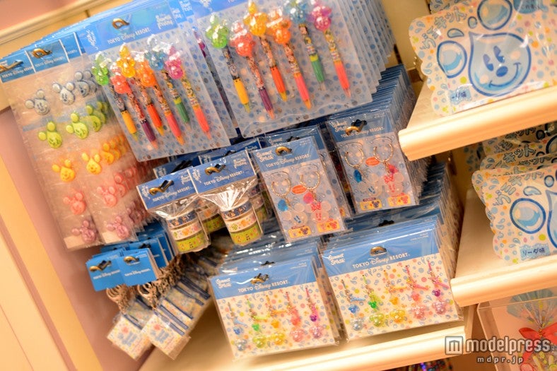 ウォータードロップモチーフのグッズが並ぶ、ストラップセット　￥2000