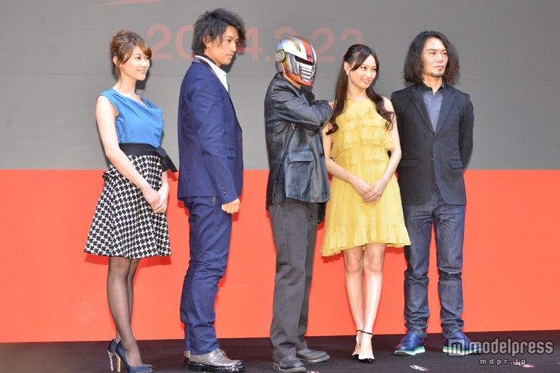 （左から）原幹恵、斎藤工、仮面、大政絢、守屋健太郎