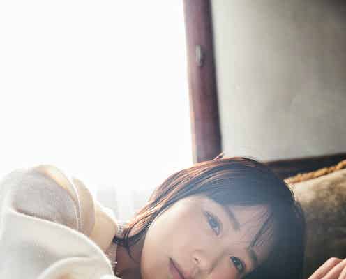 愛萌なの、魅惑のふっくら下乳を大胆披露