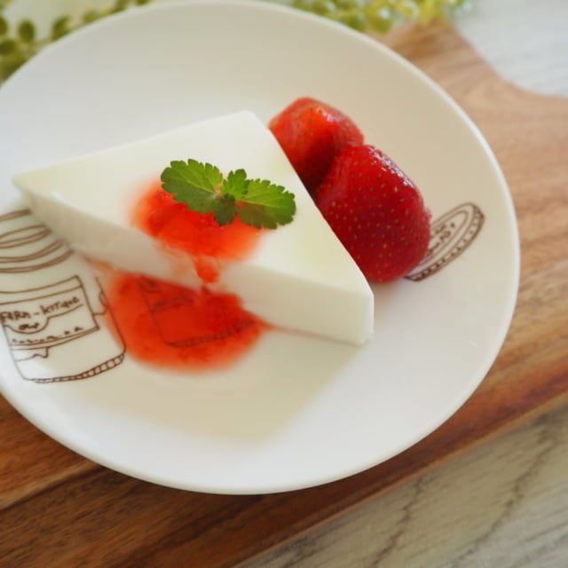 業務スーパーレアチーズにフルーツとジャムを添えて