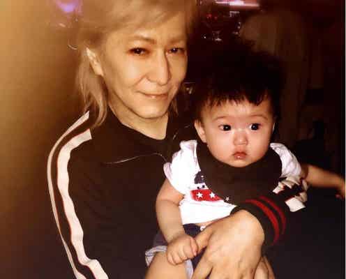 小室哲哉が“抱く赤ちゃん”との写真に「夢の2ショット」「感慨深い」の声