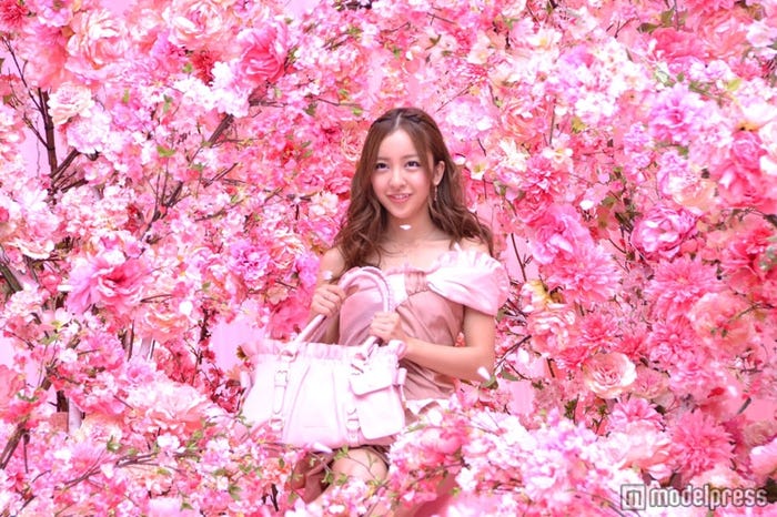 CM撮影中の板野友美