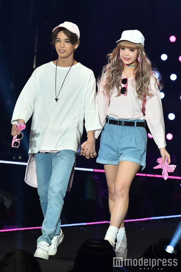 「第22回 東京ガールズコレクション2016 SPRING/SUMMER」に出演したバトシン、藤田ニコル(C)モデルプレス