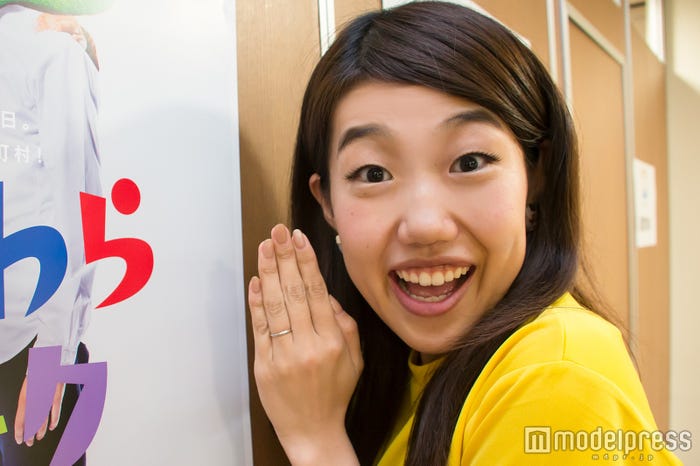左手にキラリと輝く指輪を披露する横澤夏子 (C)モデルプレス