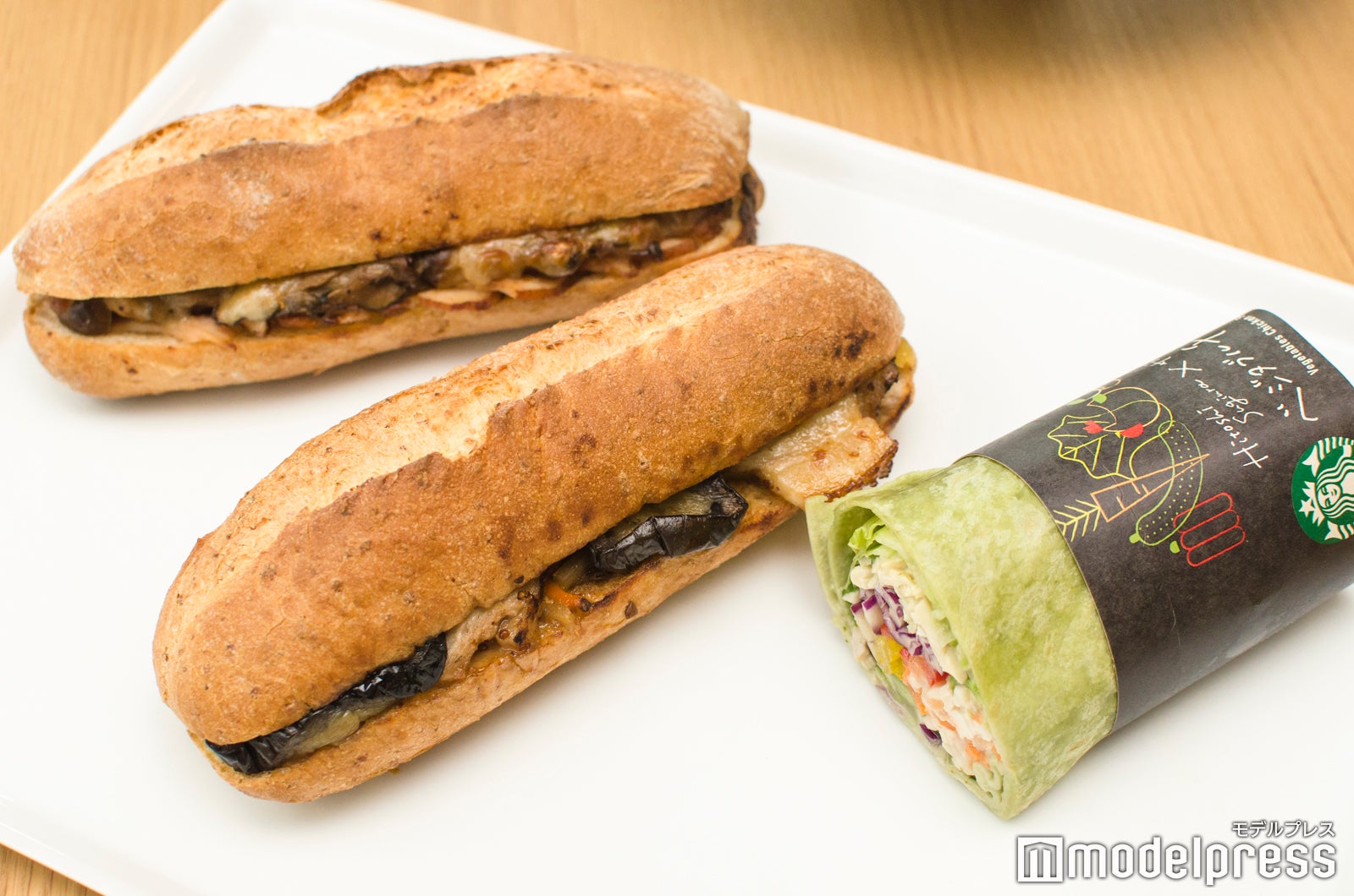 石窯フィローネ「スモークチキンきのこ」「ローストポーク」、サラダラップ「ベジタブルチキン」（C）モデルプレス