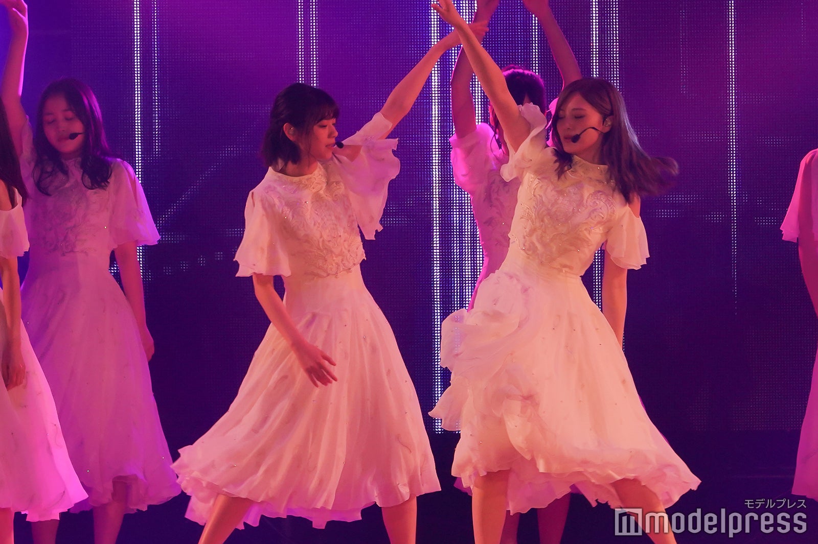 西野七瀬、白石麻衣 （C）モデルプレス