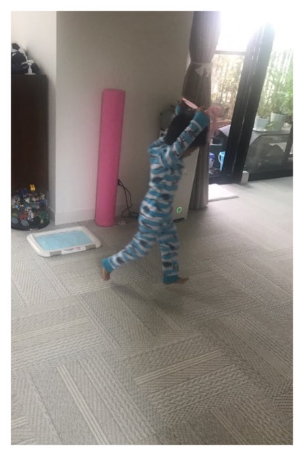 部屋で走り回る勸玄くん／市川海老蔵オフィシャルブログ（Ameba）より