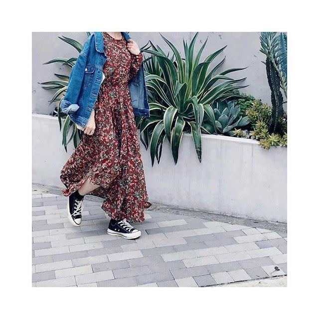 ワンピースにデニムジャケットを羽織って大人カジュアルに 旬のレイヤードコーデ9選 モデルプレス