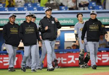 阪神・藤川監督「代走を告げに行っただけですよ、今日は」 八回に岡城への死球でベンチ飛び出すも「お互い様ですね」 森下への頭上通過の四球後は代走のポーズ