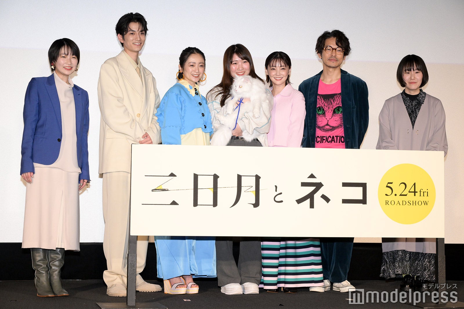 （左から）石川瑠華、渡邊圭祐、安達祐実、劇中に登場する猫、倉科カナ、山中崇、上村奈帆監督（C）モデルプレス