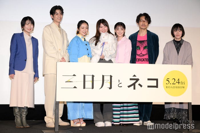 (左から)石川瑠華、渡邊圭祐、安達祐実、劇中に登場する猫、倉科カナ、山中崇、上村奈帆監督(C)モデルプレス