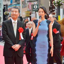 （左から）東宝株式会社代表取締役社長・島谷能成氏、長澤まさみ