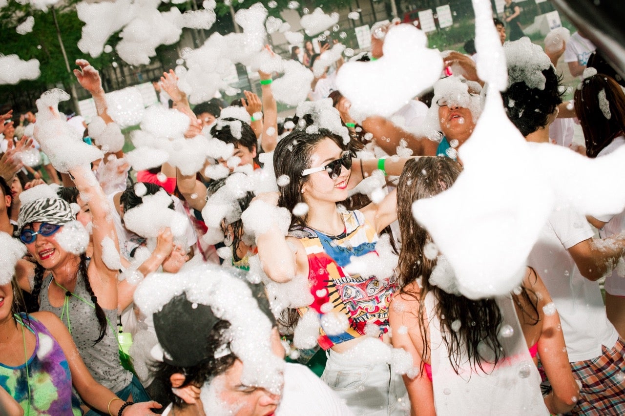 関西一早い海開き“泡ビーチ”にBENIら豪華ゲスト出演　名物グルメ集結“食ビーチ”も